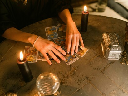 Tiragem de tarot. Com a dramática descoberta do embuste, o enfurecido séquito papal teria assassinado Joana e seu filho. Segundo tradições romanas, no lugar do homicídio, permaneceu durante séculos um túmulo ornado por seis letras P, que poderiam ser lidas de diferentes maneiras (jogando com a inicial comum de Papa, Pedro, pai e parto)