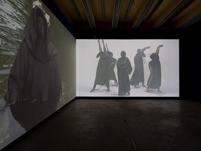 Varios artistas, Érase una vez. Visiones del cielo y la tierra, vista de la exposición. Cortesía de la Pinacoteca