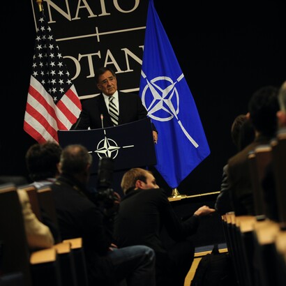 Le secrétaire américain à la Défense, Leon Panetta, s'adresse aux journalistes après sa réunion avec les ministres de la Défense de l'OTAN et des pays contribuant à la Force internationale d'assistance à la sécurité (FIAS) non membres de l'OTAN pour discuter des opérations de la FIAS en Afghanistan, lors d'un sommet au siège de l'OTAN à Bruxelles, le 6 octobre 2011