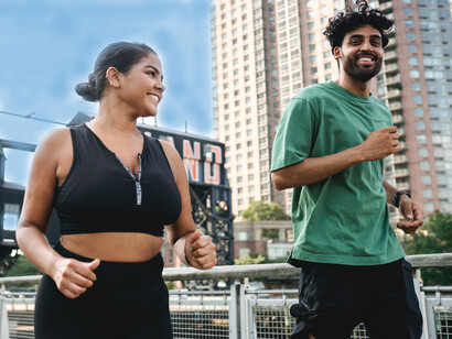 Casal fazendo exercícios