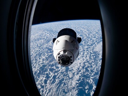 La nave di rifornimento SpaceX Dragon si avvicina alla stazione spaziale, 2022