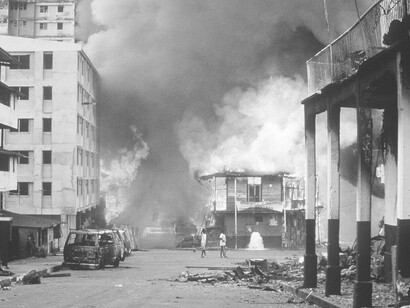 Las llamas envuelven un edificio tras el inicio de las hostilidades durante la intervención estadounidense en Panamá, 21 de diciembre de 1989