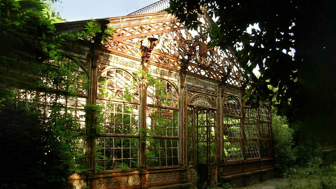 La serra risalente al 1871 di villa Maurogordato in stato di abbandono