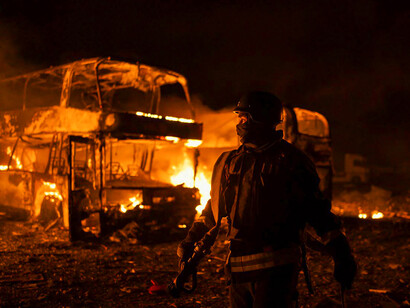 Un soldado contempla la devastación causada por la guerra a su alrededor