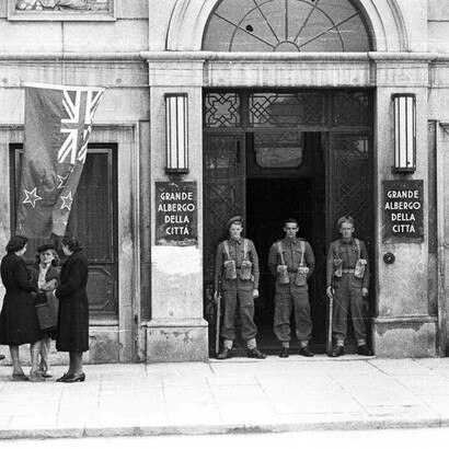 Quartier generale della 9ª Brigata di fanteria neozelandese a Trieste, Italia. Sentinelle neozelandesi di guardia, 4 maggio 1945