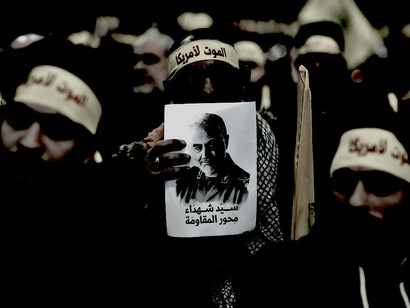 Seguidores de Hezbolá con la imagen de Soleimani, el general iraní ejecutado con un dron por EE UU
