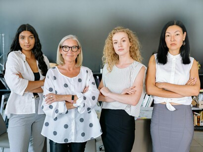 Mulheres bem-vestidas em ambiente de trabalho. Karen Pine, psicóloga e autora de "Mind What You Wear: The Psychology of Fashion", destaca que determinadas peças de roupa podem alterar a forma como nos sentimos e até mesmo influenciar o nosso comportamento