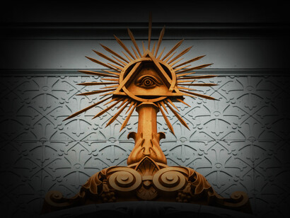 El Ojo de la Providencia (o Delta luminoso), es un símbolo interpretado como la vigilancia y providencia de Dios sobre la humanidad