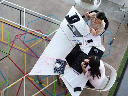 Persone sedute ad un tavolo a parlare 
