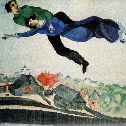 "Sobre la ciudad"(1924): este famoso cuadro, no presente en la exposición, muestra la clara vinculación entre el amor y el acto de volar en el imaginario de Chagall