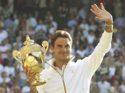 Roger Federer con el trofeo de Wimbledon, su torneo preferido de Grand Slam