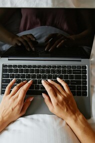 Essere umani significa essere un soggettivo archivio storico dall’anatomia mutevole