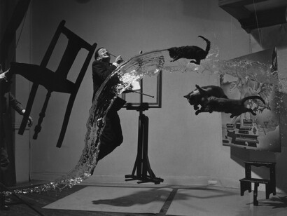 Fotografia de Philippe Halsman em trabalho no ano de 1948 com Salvador Dalí saltando no ar com gatos, e balde de água