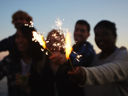 Crear rituales adicionales, como encuentros íntimos o festejos mensuales, amplifica la posibilidad de compartir alegría con quienes amamos