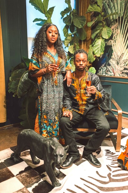 Casal vestindo roupas de capulana, estampa típica nas roupas de Moçambique