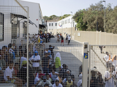 Miles y miles de personas emprenden el peligroso viaje por tierra hasta las costas de Libia o Túnez, para cruzar el Mediterráneo y desembarcar en el territorio más meridional de Italia, el islote de Lampedusa
