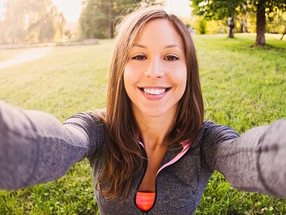 Una chica haciéndose un selfie en el parque