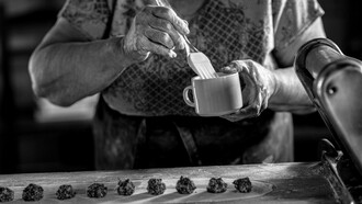 Senhora produz seus confeitos. Doces, tortas, biscoitos, cremes, frutas, caramelo e chocolate, receitas autênticas, texturas distintas, equilíbrio de sabores, estar à espera de um doce é ficar próximo de uma tentação que é difícil resistir. Criar doces é uma forma de entregar algo além de uma receita, é firmar presença numa comemoração, é dar atenção aos ingredientes certos para que a primeira mordida seja registrada na memória ou remeta a algo já vivido e que te fez bem