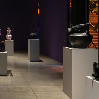 Asicaz Monzón-Aguirre, Envoltorios, vista de exhibición. Cortesía de Galería La Cometa