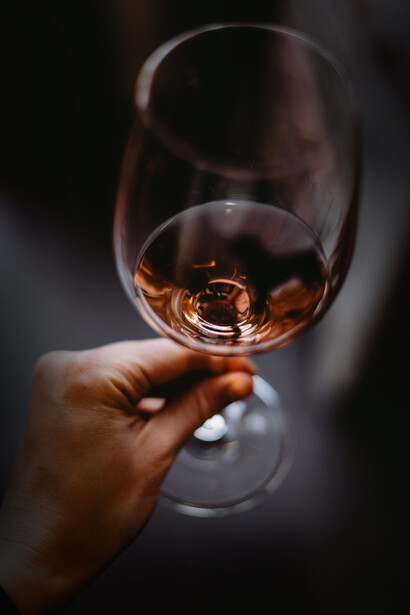 Bicchiere di vino, enoturismo. La Toscana è la regione italiana più attrattiva in questo campo con il 50% degli enoturisti e gli stessi sono molto interessati al turismo dell’olio