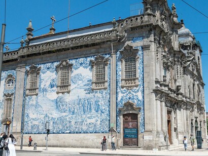 Bela e antiga fachada de azulejos da Igreja Capela das Almas no Porto, Portugal 