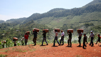 Miembros del pueblo q'eqchi' cargando los restos de sus seres queridos después de una exhumación en Cambayal, Guatemala. Desde 1997, el Centro de Antropología Forense y Ciencias Aplicadas (CAFCA) ayuda a las familias a sanar sus pérdidas y reúne las pruebas necesarias para llevar a los asesinos ante la justicia