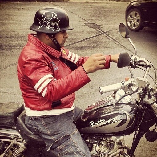 Un hombre sobre una antigua motocicleta