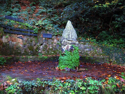 La fuente de las Nàiades se encontraba en mal estado a mediados de siglo XX, motivo por el cual el Centro Excursionista de Sant Celoni decidió restaurarla, Montseny, Catalunya, España