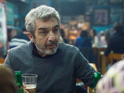 Ulises (Ricardo Darín) charlando con amigos en un bar