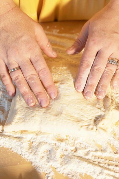 Donna che prepara un impasto fatto in casa: "E allora vi dico: cucinate, ragazzi. Cucinate, adulti. Accendete un fornello, tagliate un pomodoro, fate il soffritto. Non importa se non viene perfetto"