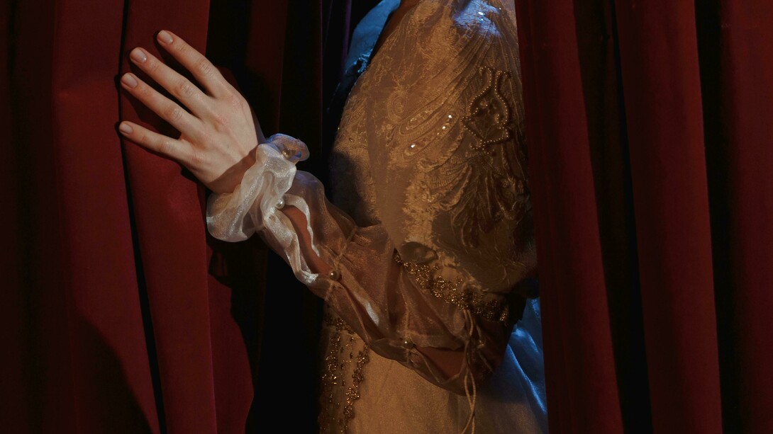 Os aristocratas usavam o teatro para debochar de seus velhos inimigos. Linguagem chula e de baixo calão eram incentivadas pelo próprio rei. Durante o período da restauração, os atores conseguiram uma grande ascensão social. Antes desta época, artistas eram de modo geral figuras marginalizadas pela sociedade. Entretanto, durante esse momento pela primeira vez alguns deles começaram a desfrutar do status de grandes celebridades dentro da cultura popular, tradição que persiste até os dias de hoje nas imagens das grandes estrelas de cinema