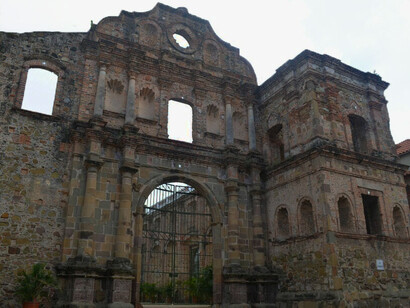 La misión de la Compañía de Jesus continuó bajo los sucesores de Felipe II, extendiéndose a los territorios americanos, donde el patronazgo real permitió la fundación de nuevas iglesias y la implementación de estrategias evangelizadoras. Ruinas del antiguo Convento de la Compañía de Jesús, Ciudad de Panamá, Panamá