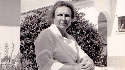 Agustina Bessa-Luís revela-se como uma figura literária ímpar, combinando erudição e humanidade, proporcionando uma visão rica e intimista sobre o universo das letras portuguesas