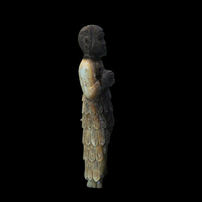 Statuetta di un adoratore che indossa una gonna kaunakes - AO 31776. Arte neosumerica. Realizzato in avorio, databile dopo il 2350 a.C.