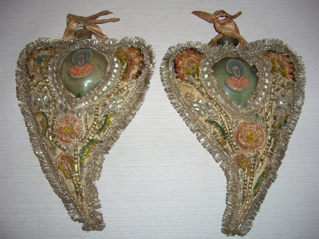 Rare bottiglie a forma di cuore per la manna di san Nicola destinate come regalo di matrimonio, sec. XVIII