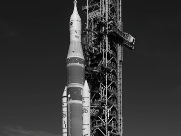 Il razzo SLS (Space Launch System) della missione Artemis II della NASA e la navicella spaziale Orion vengono trasportati al Complesso di lancio 39B sabato 17 gennaio 2026 presso il Kennedy Space Center della NASA in Florida. Crediti fotografici: NASA/John Kraus