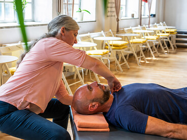 A psychosomatic therapy session centred on somatic movement, body awareness, and mindfulness practices inspired by the Feldenkrais Method