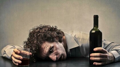 Un hombre devastado por el alcohol