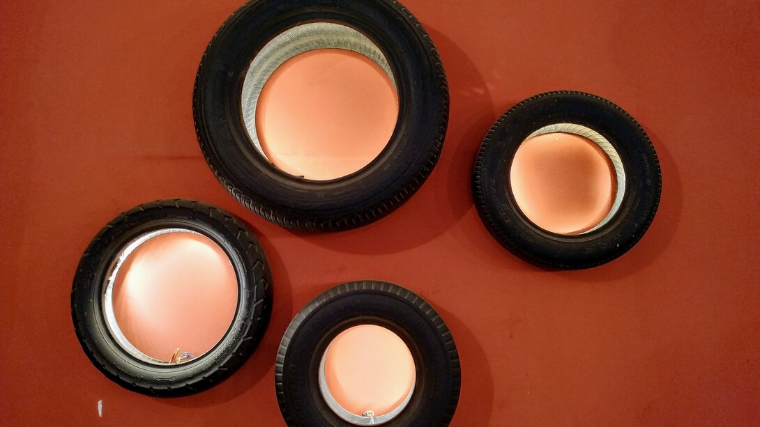 Gli pneumatici hanno origine nel XIX secolo, quando Charles Goodyear scoprì la vulcanizzazione della gomma nel 1839, rendendola più resistente ed elastica