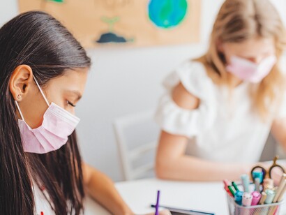 Meninas colorem tarefa de casa