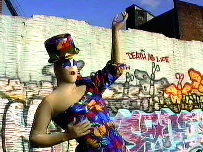 Charles Atlas, Mrs Peanut visits New York (still), 1999. Courtesy Courtesy of the artist, Tate Modern and Luhring Augustine, New York 
