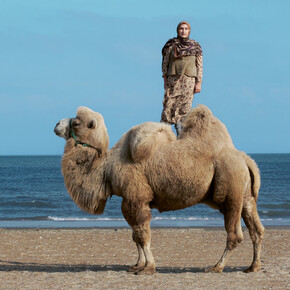 Imam Guseinov, Taus Machacheva, Super Taus and a Camel Yasha, 2017. Courtesy of Weltmuseum Wien
