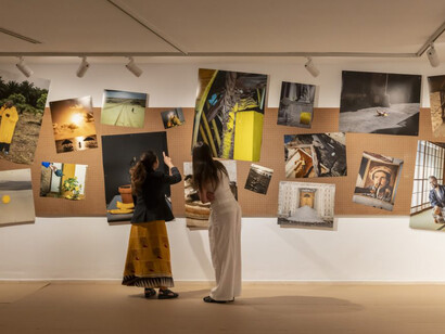 Cristina de Middel, Apoteosis now, vista de exhibición. Cortesía del IVAM