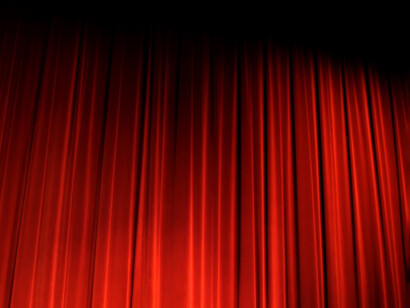 Sipario rosso, teatro. Teatro amatoriale vs. professionale: differenze e complementarietà