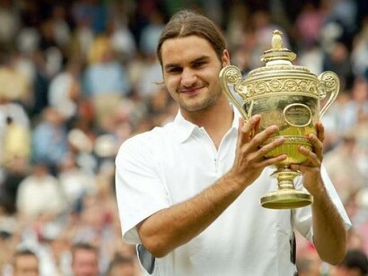 Un jovencísimo Federer levanta su primer trofeo  como campeón de Wimbledon en 2003