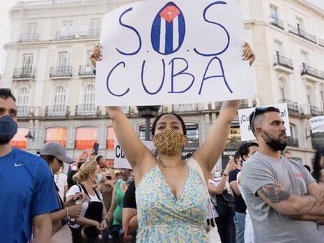 Manifestantes cubanos protestan por la democratización del país