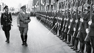 Heinrich Himmler (izquierda) y Adolf Hitler revisando una asamblea de la guardia personal de Hitler