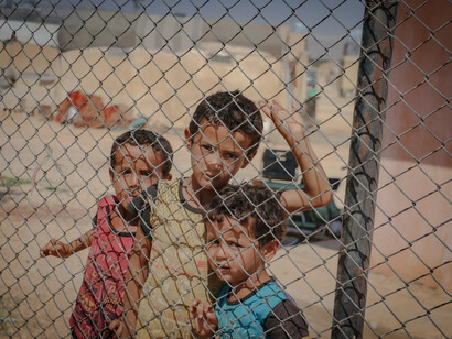 Siria, campo profughi. I rifugiati sono prima di tutto persone che con la loro presenza ci aiutano a riconsiderare la nostra quotidianità con occhi diversi, con schemi diversi e questo anche grazie alle loro testimonianze