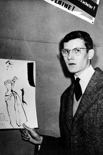 Yves Saint Laurent mostrando uno de sus diseños