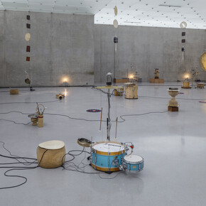 Tarek Atoui, Ausstellungsansicht. Mit freundlicher Unterstützung des Künstlers und des Kunsthaus Bregenz. Foto von Markus Tretter